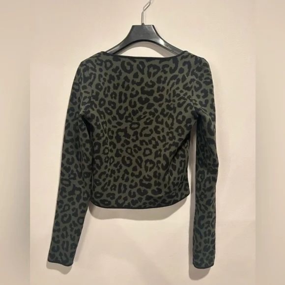 AQUA Leopard animal print Jacquard Long Sleeve Top Black and Green - Picture 7 of 9